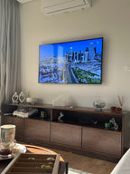 وحدة تلفزيون من خشب الجوز الطبيعي - تصميم عصري أنيق