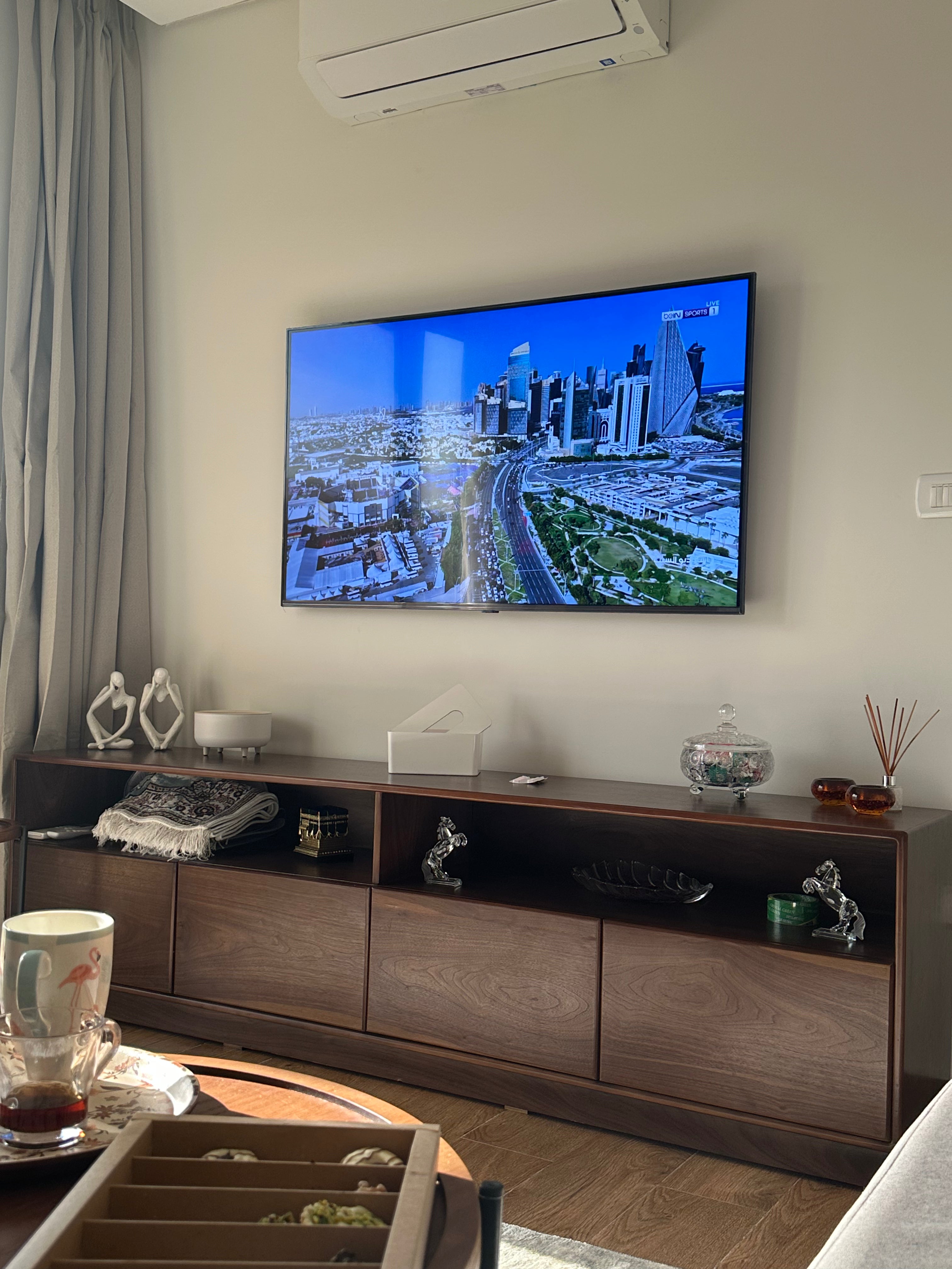 وحدة تلفزيون من خشب الجوز الطبيعي - تصميم عصري أنيق